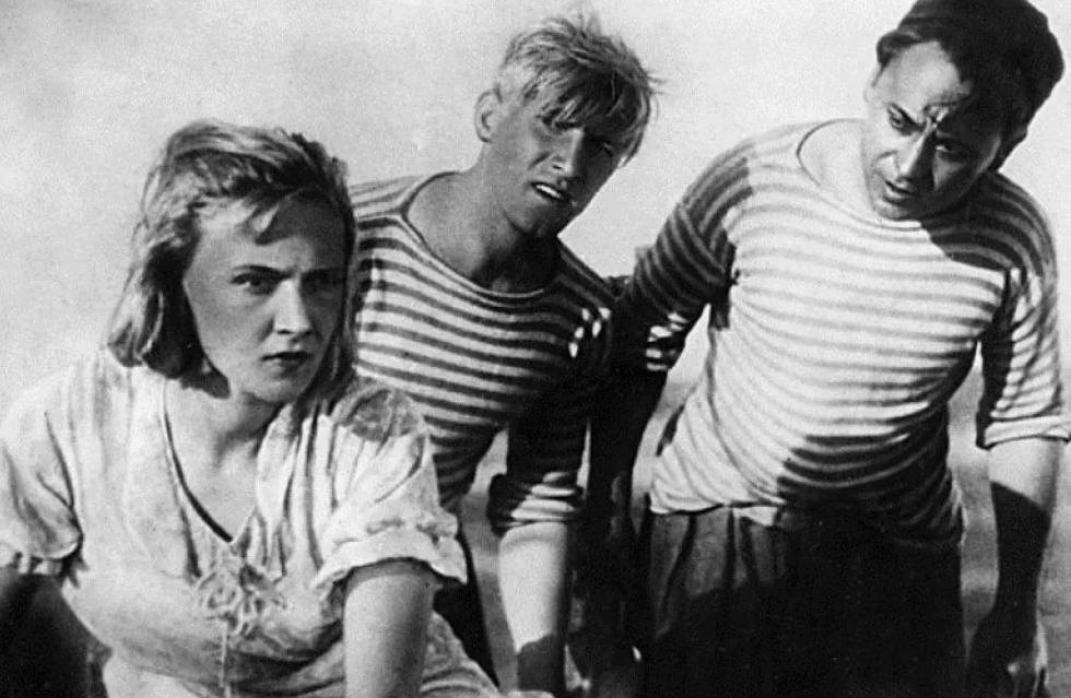 Во время шторма на Каспийском море гибнет судно. Двух пассажиров, Алешу и Юсуфа, спасают рыбаки с ближайшего острова. Ребята находят приют в рабочем поселке и включаются в трудовую жизнь рыболовецкой бригады. Встретив и полюбив бригадиршу Машеньку, закадычные друзья становятся соперниками.