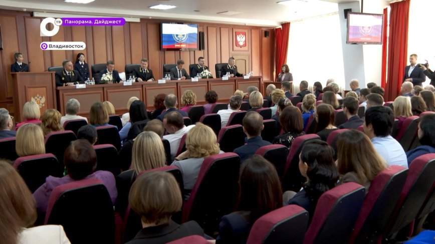 Работников арбитражного суда с юбилеем поздравил Олег Кожемяко