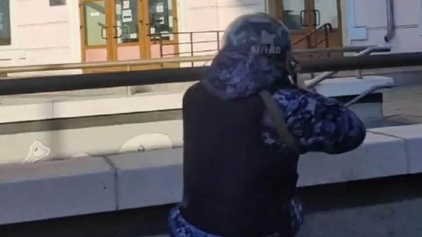 Двое вооружены и сидят в укрытии: в центре Владивостока происходит нечто непонятное