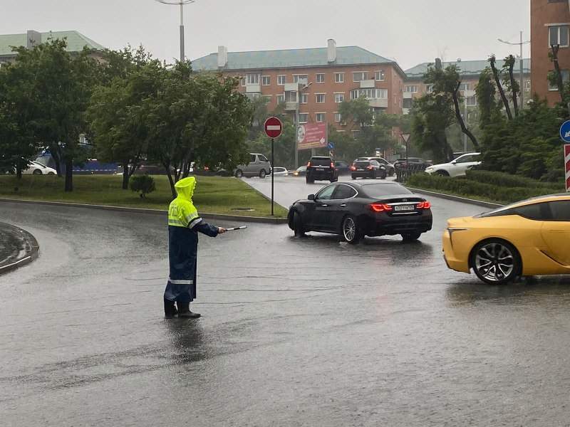 Пешком тоже небезопасно: Приморье оказалось во власти мощного циклона 
