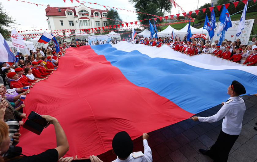 Насыщенная праздничная программа ждёт жителей Приморья в День Государственного флага РФ