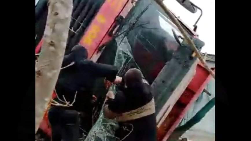«Он горит»: во Владивостоке водитель сам не смог выбраться из горящего самосвала