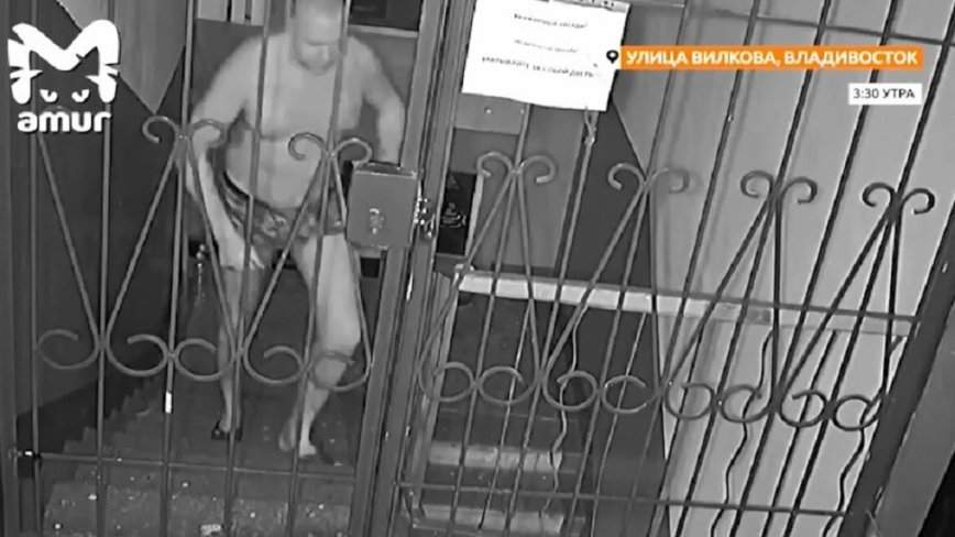 Полуголый, стучит и нападает: каждая ночь для пары из Владивостока становится пыткой