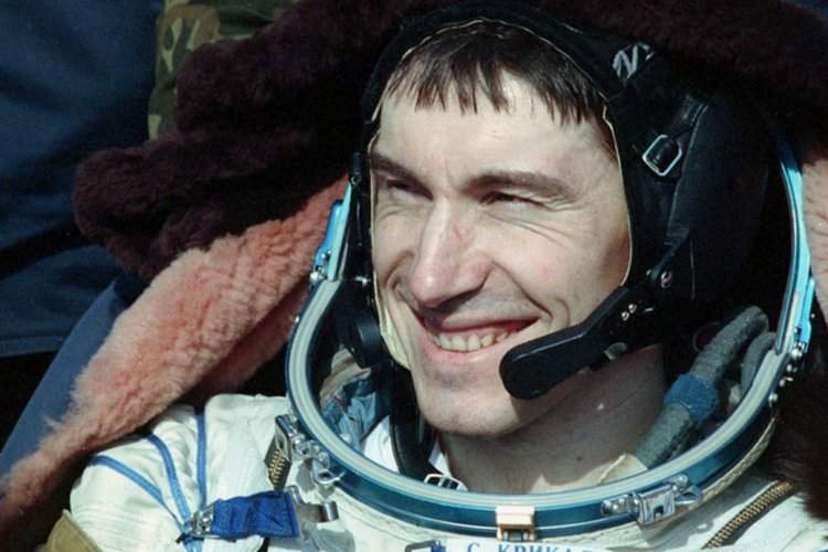 Обладатель  рекорда по суммарному времени пребывания в космосе (803 дня за шесть стартов)