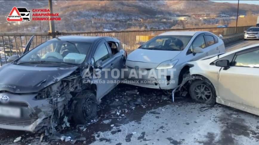 Тройная авария перекрыла мост во Владивостоке