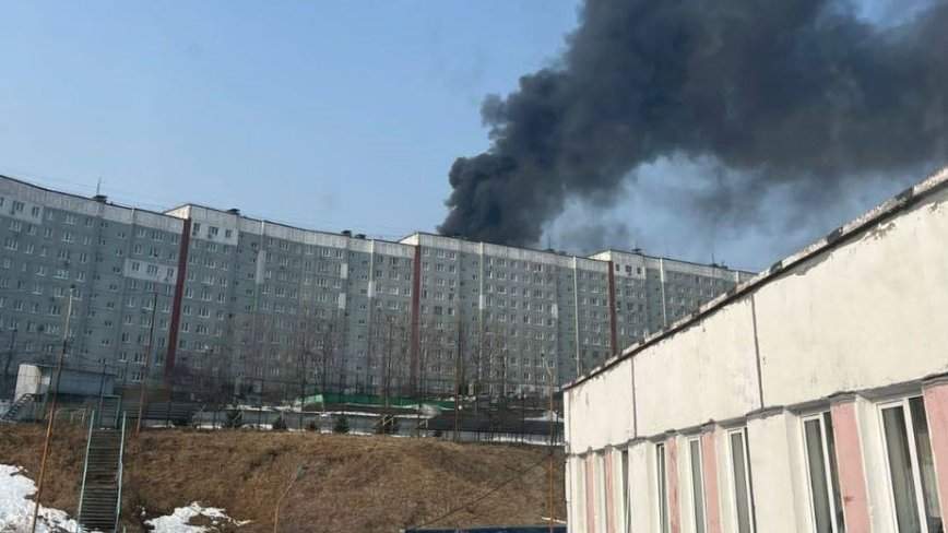 Мощный пожар бушует в районе Нагорного парка во Владивостоке