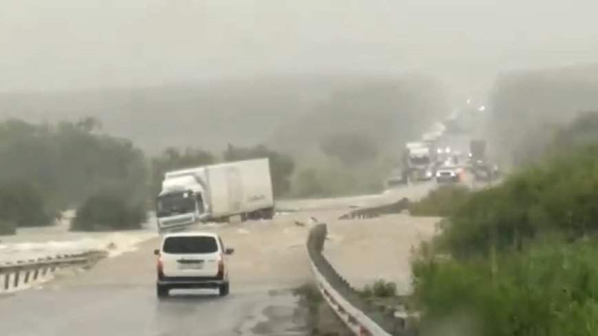 Фуру смыло потоком воды на федеральной трассе в Приморье