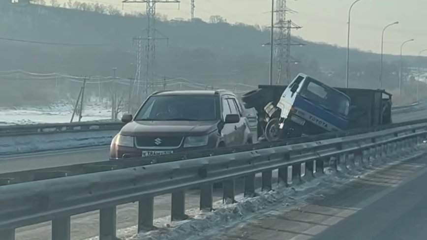 Авто сложилось пополам: жёсткая авария создала опасность на трассе в Приморье