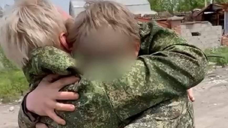 «До слез»: бойцу из Владивостока сюрпризом привезли маму в зону СВО — видео