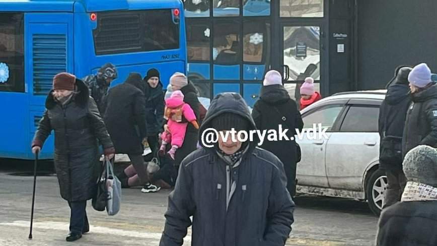Во Владивостоке автомобиль влетел в толпу людей – спаслись не все
