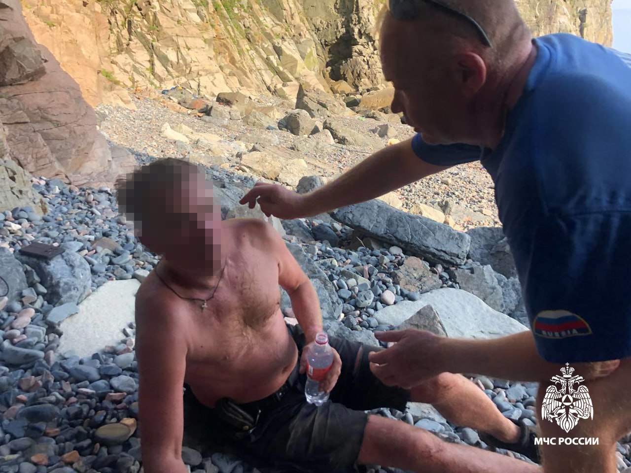 В Приморье турист решил совершить восхождение на скалу, но не рассчитал силы