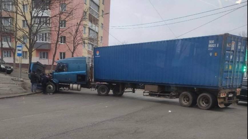 «Дорога перегорожена полностью»: неприятный инцидент произошел во Владивостоке