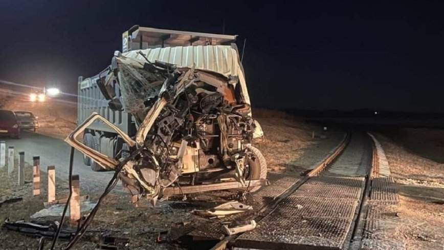 В Приморье поезд превратил автомобиль в груду металла
