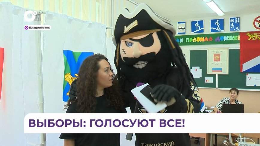 Талисман ХК «Адмирал» Пиратыч не прошёл мимо выборного сражения