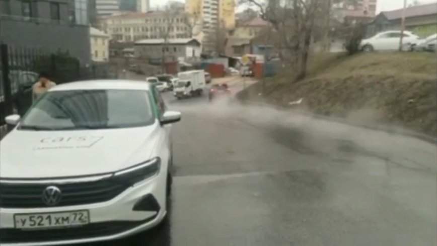«Кипяток хлещет, будьте осторожны»: ЧП произошло в элитном районе Владивостока