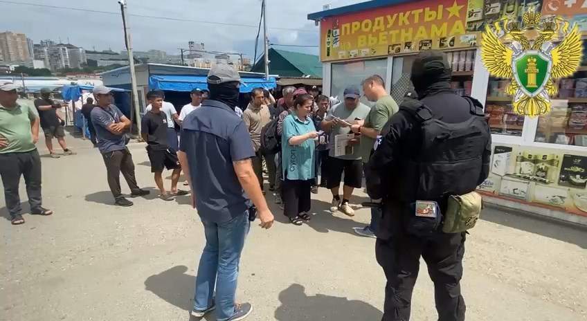 Силовики нагрянули на скандальный рынок во Владивостоке 