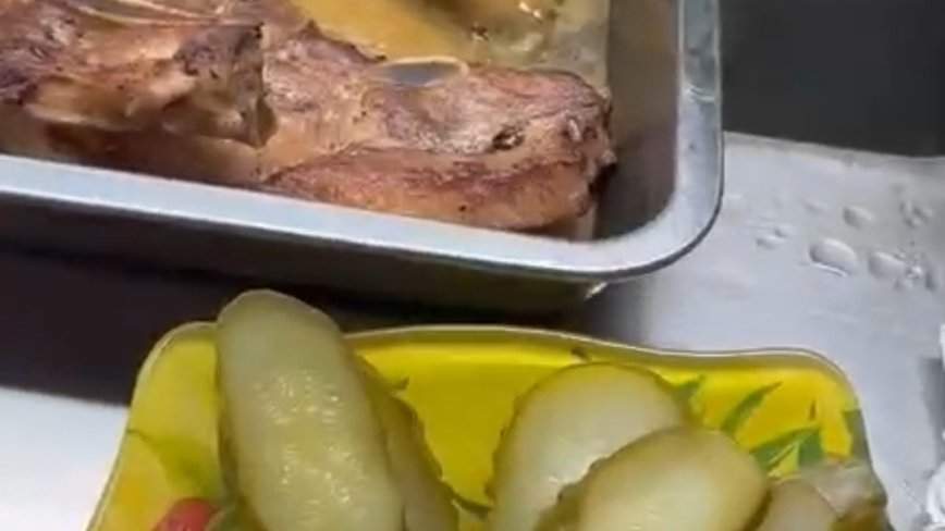 Посетитель зашёл в популярное кафе в Приморье и обомлел – видео