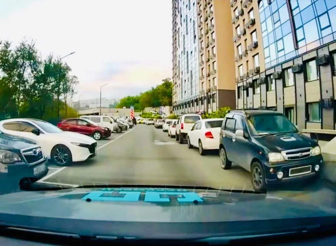 Паркрайты «Цифрового Приморья» начали следить за парковкой в некоторых дворах