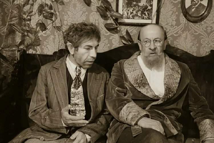 Гениальная повесть Михаила Булгакова про милого пса Шарика, превращенного благодаря эксперименту профессора Преображенского в типичного «красного хама» Полиграфа Шарикова.