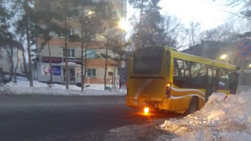 «Загорелся бензобак»: в Приморье с пассажирским автобусом произошло ЧП прямо на остановке