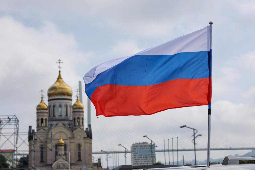 «Флаг моего Государства»: сотни приморцев развернули многометровый триколор во Владивостоке