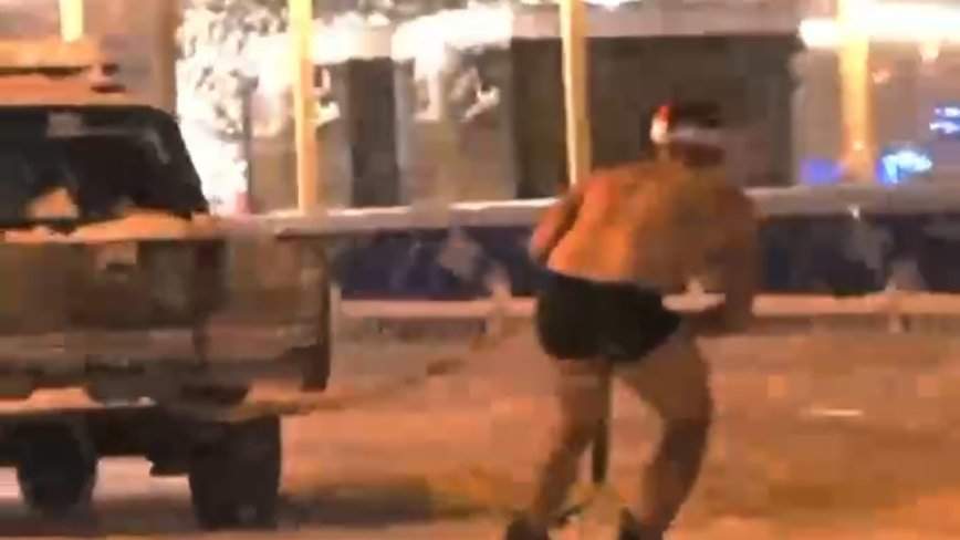 «Парень в трусах красавчик вообще»: видео из Уссурийска взрывает Сеть