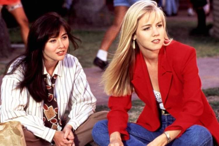 Сериал об американской молодёжи девяностых. История шумной компании сначала школьников, а затем студентов.