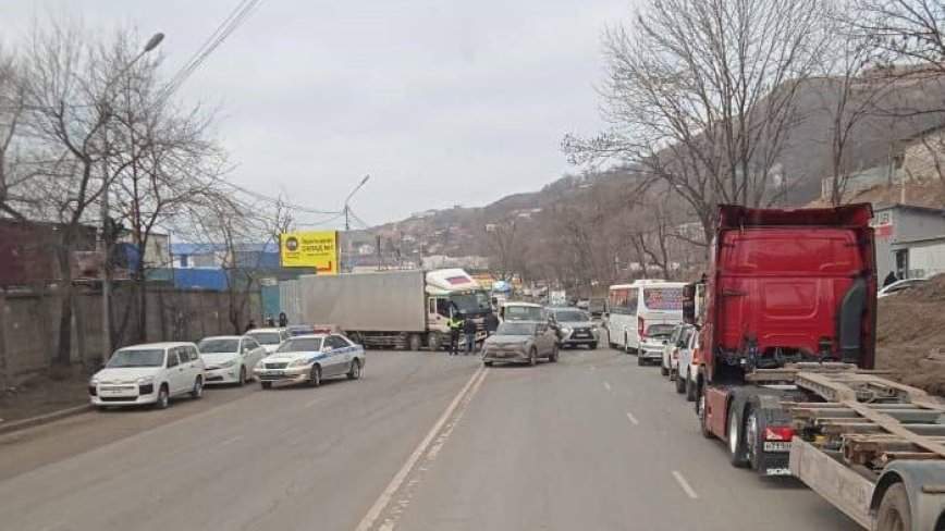 Жесткое ДТП заблокировало движение в одном из районов Владивостока