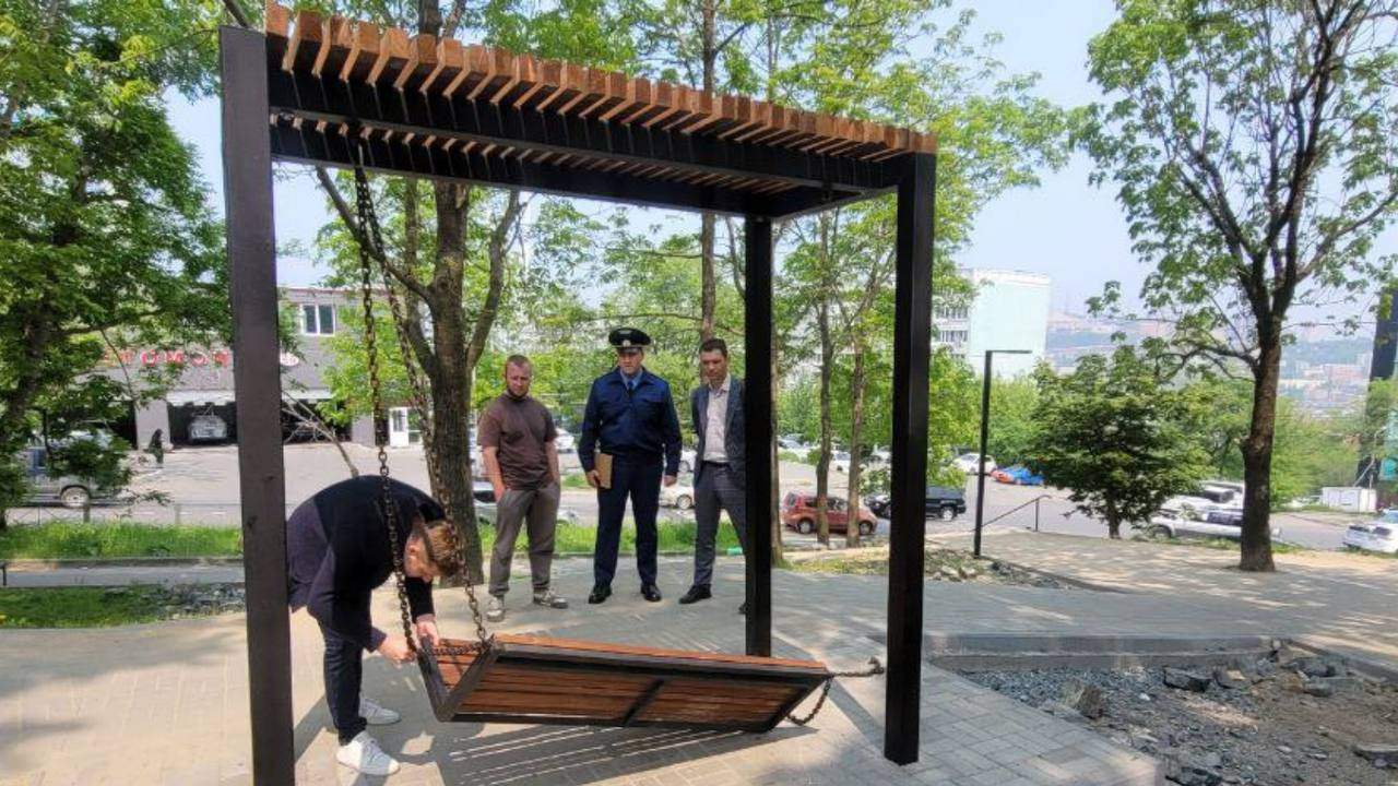 Во Владивостоке детская площадка стала местом травмирования