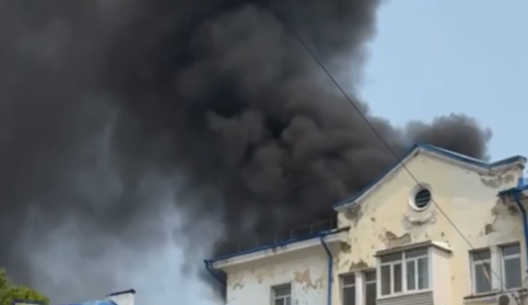 Чёрным дымом заволокло улицу во Владивостоке 