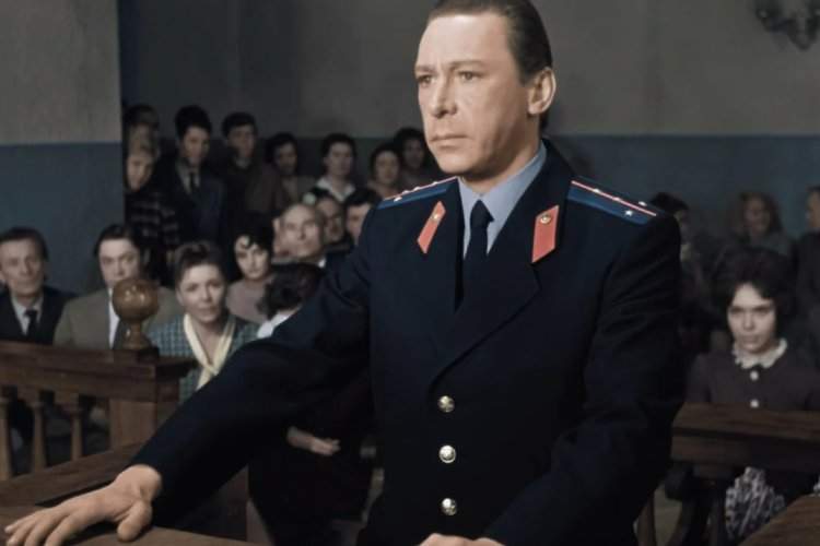 Следователь, как и его подозреваемый, играет в самодеятельном театре. Он с сочувствием относится к благородной идее Деточкина — угонять автомобили, чтобы переводить вырученные за них деньги детским домам, — но долг превыше всего.
