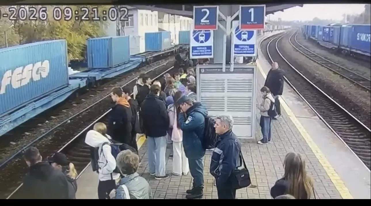Подросток потерял сознание и упал на рельсы прямо под поезд во Владивостоке 