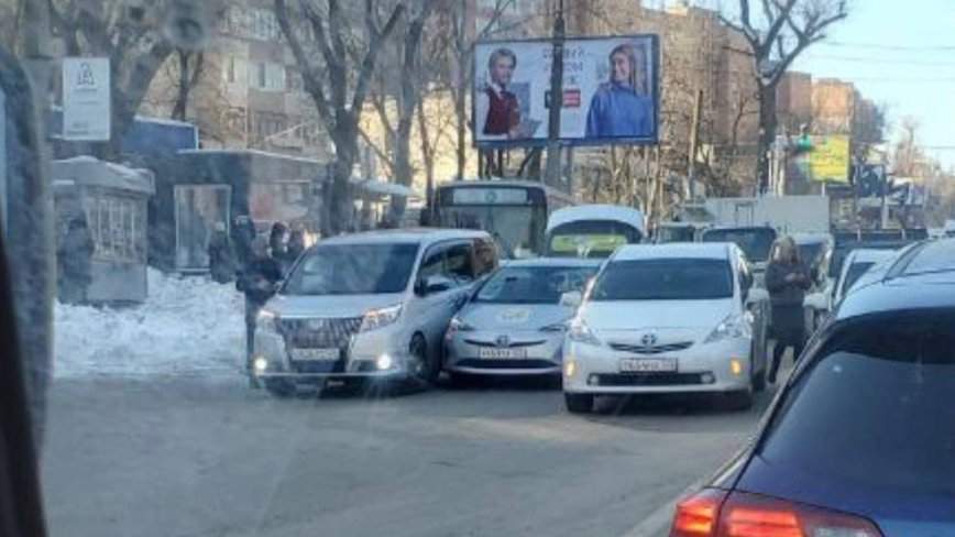 Застрянете там надолго: массовое ДТП во Владивостоке блокирует движение в обе стороны