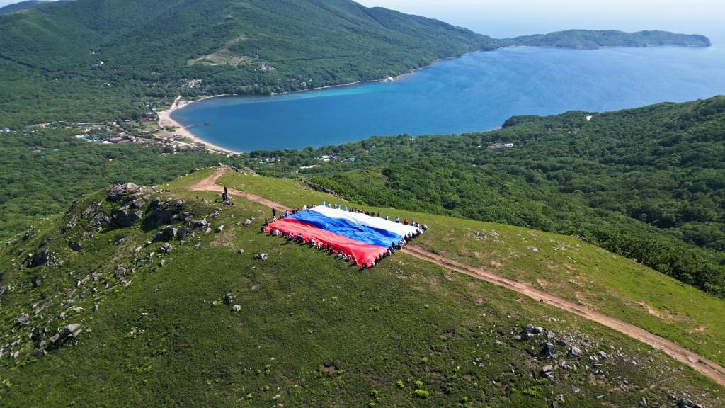Студенты ДВФУ развернули гигантский триколор на полуострове Гамова