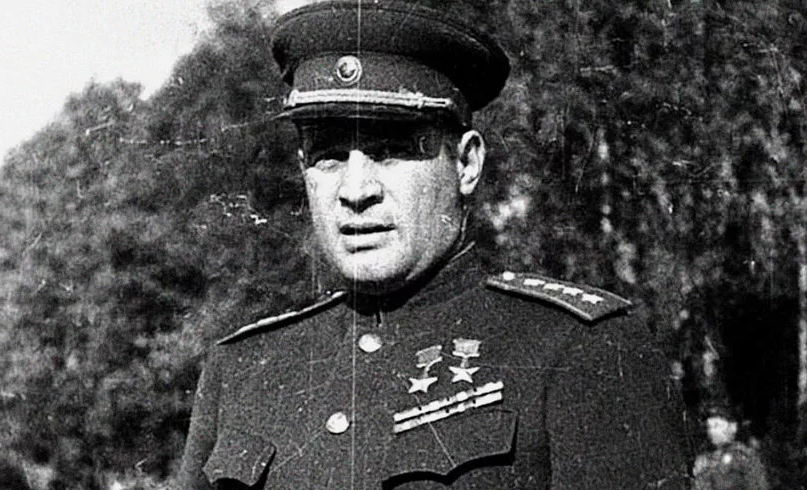 Советский военачальник, командующий армией и фронтом во время Великой Отечественной войны, дважды Герой Советского Союза. В первые месяцы войны командовал 28-й танковой дивизией на Северо-Западном фронте. Во главе дивизии участвовал в Прибалтийской оборонительной операции, на несколько недель остановив немецкое продвижение под Сольцами и Новгородом.