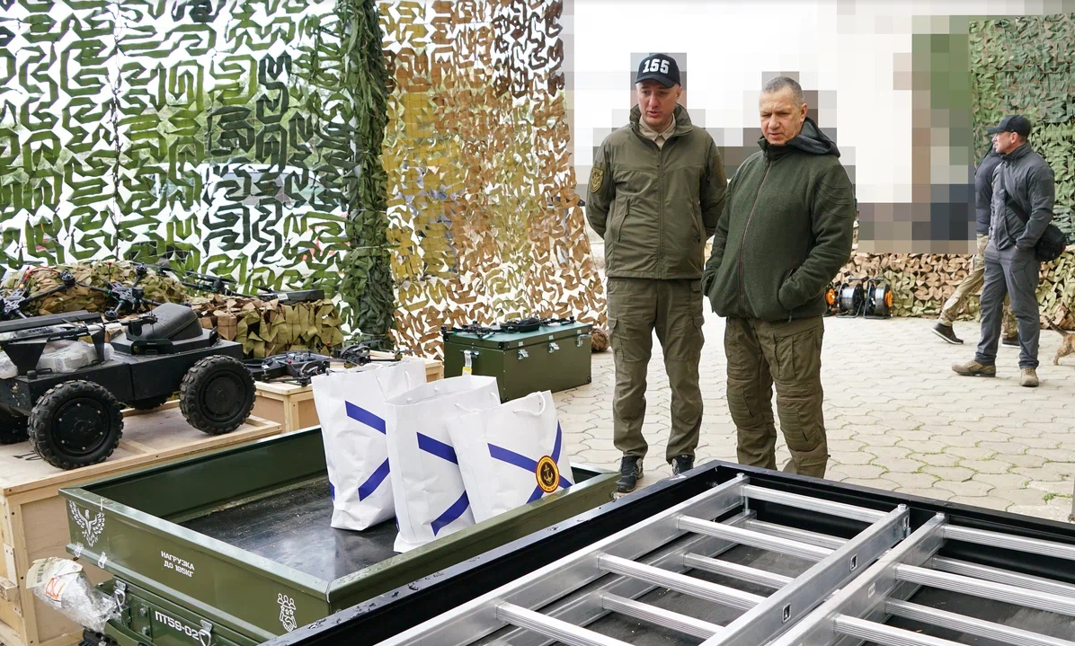 Юрий Трутнев передал бойцам на передовую СВО снаряжение и оборудование