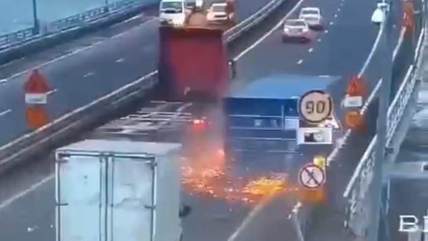 Многотонный контейнер рухнул на низководном мосту во Владивостоке — видео
