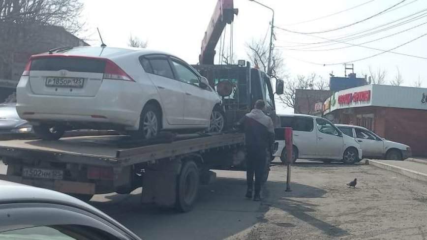 Во Владивостоке эвакуируют автомобили