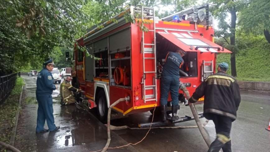 Во Владивостоке откачивают воду из подвалов больниц и соцучреждений