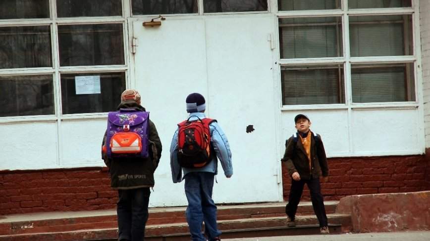 В здании более 600 человек: тревожное сообщение поступило в МЧС из школы в Приморье