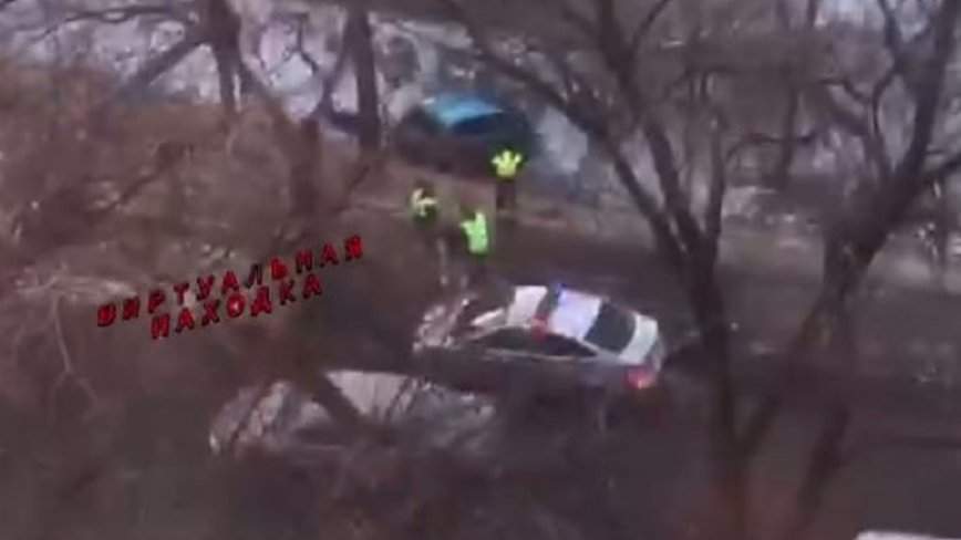 «Синяя по ходу, летела сверху, и в обрыв»: жесткое ДТП произошло в Приморье