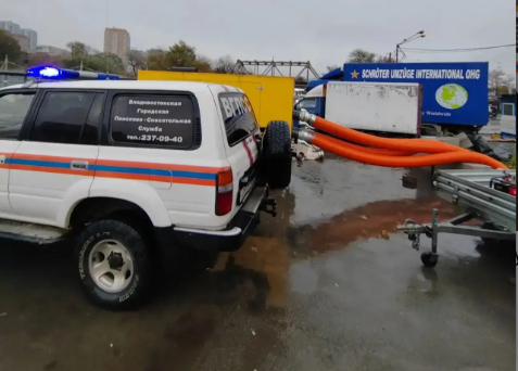 Городские службы откачивают воду с улиц Владивостока - видео