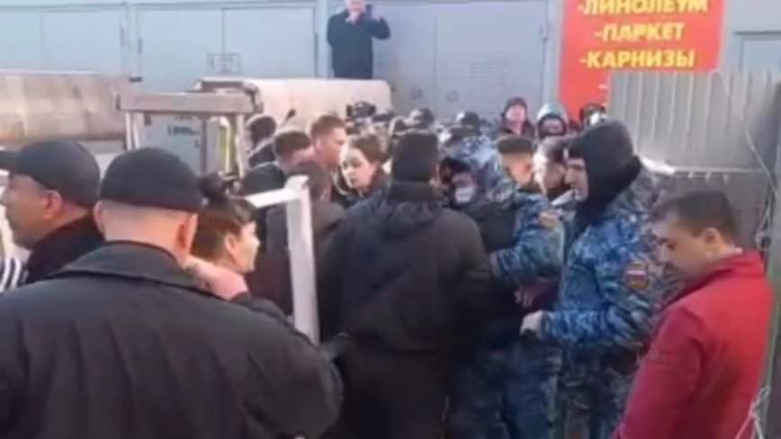 «Люди бесстрашные»: на знаменитом во Владивостоке рынке — противостояние