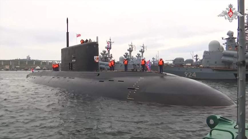 Подводная лодка для высокоточных крылатых ракет всплыла во Владивостоке