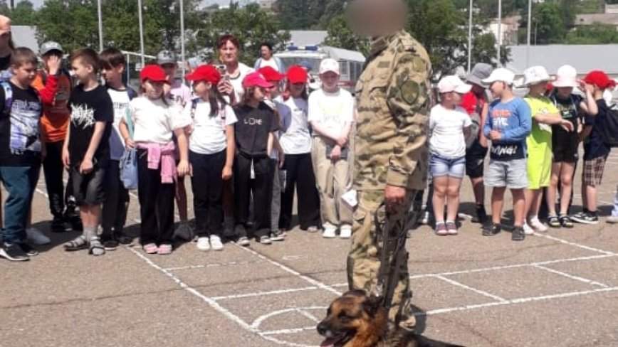 Школьники Уссурийска попали в ОМОН
