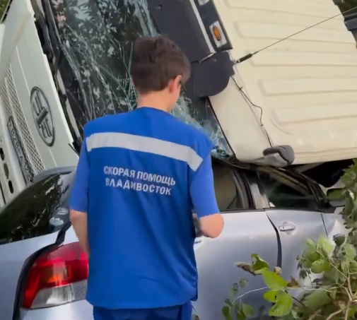 Самосвал раздавил легковушку во Владивостоке - видео