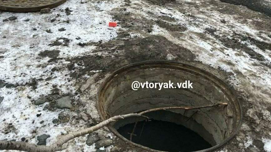 Люк открыт, крышка рядом: жительница Владивостока вечером до дома не дошла