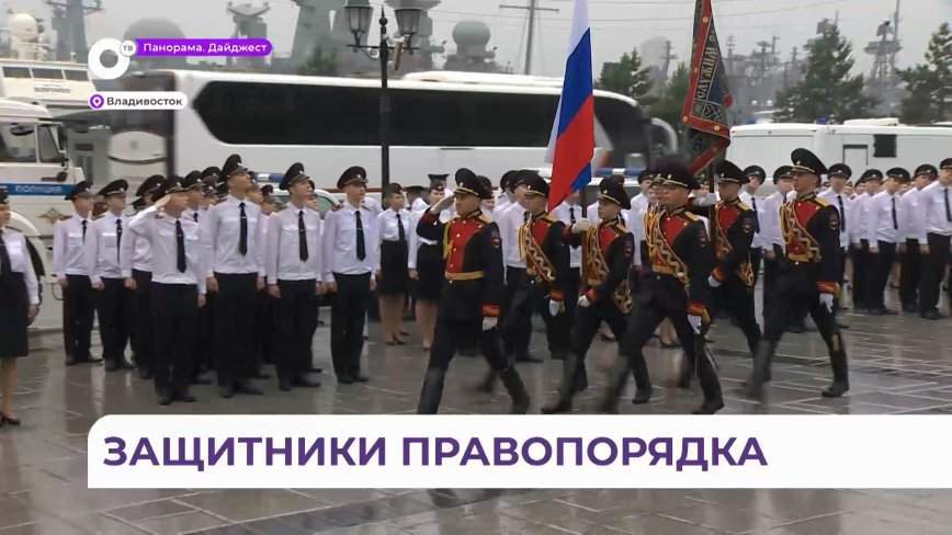 Дипломы торжественно вручили выпускникам ДВЮИ МВД России имени Шилова