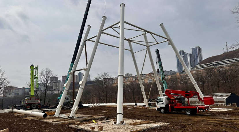 Уникальный для Приморья аттракцион начали устанавливать во Владивостоке 