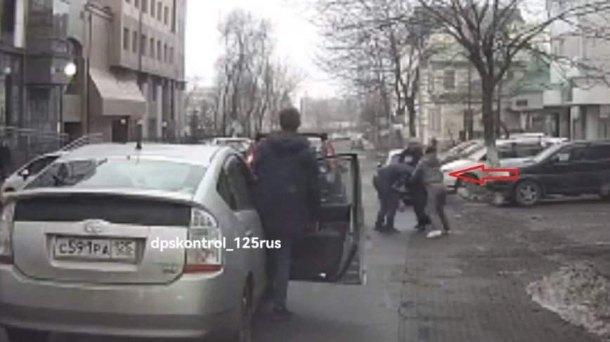 Хрупкая автоледи жестко подралась с мужчиной в центре Владивостока